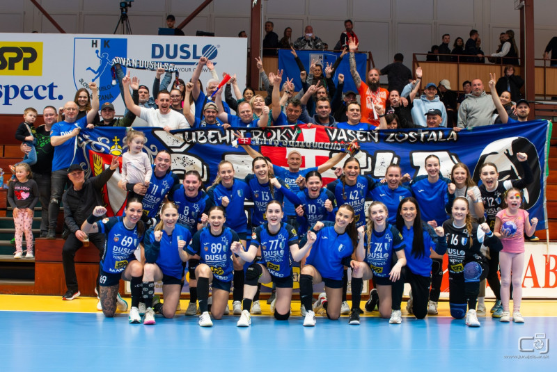 Striebro zostalo zaslúžene pri Váhu;  v stredu  sedmička hráčok Dusla v REPRE.